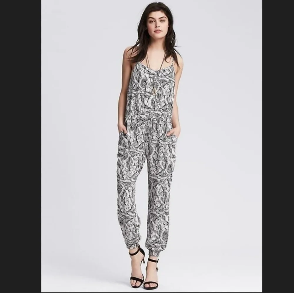 Banana Republic Leaf Print Drapey Black And White Jumpsuit Women's Size 2